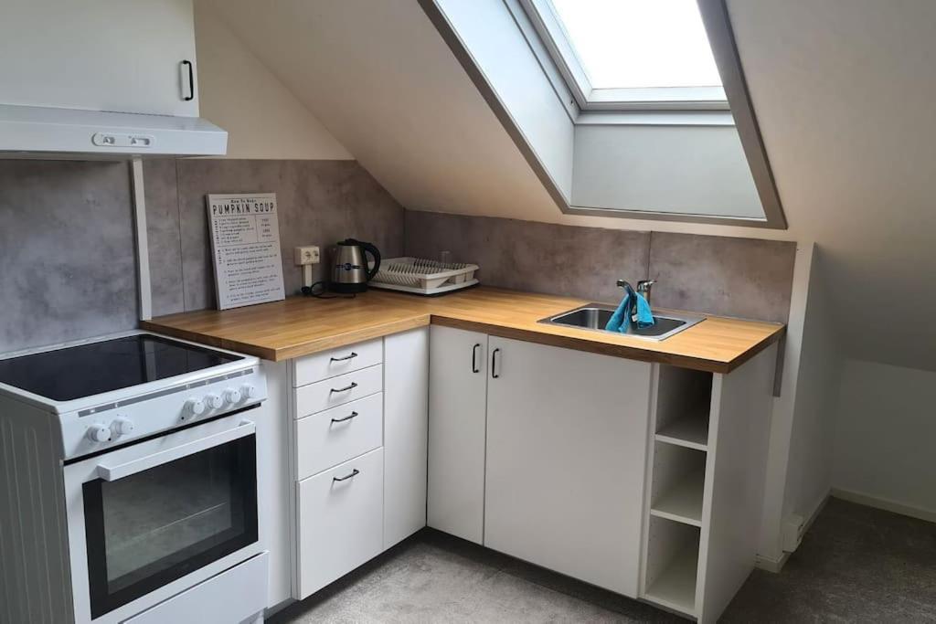 Cosey 1 Bedroom Loft With Free Parking *