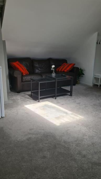 Cosey 1 Bedroom Loft With Free Parking